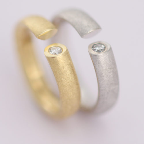 Hisho[飛翔]K18YG/WG　Diamonds Engraving Ring