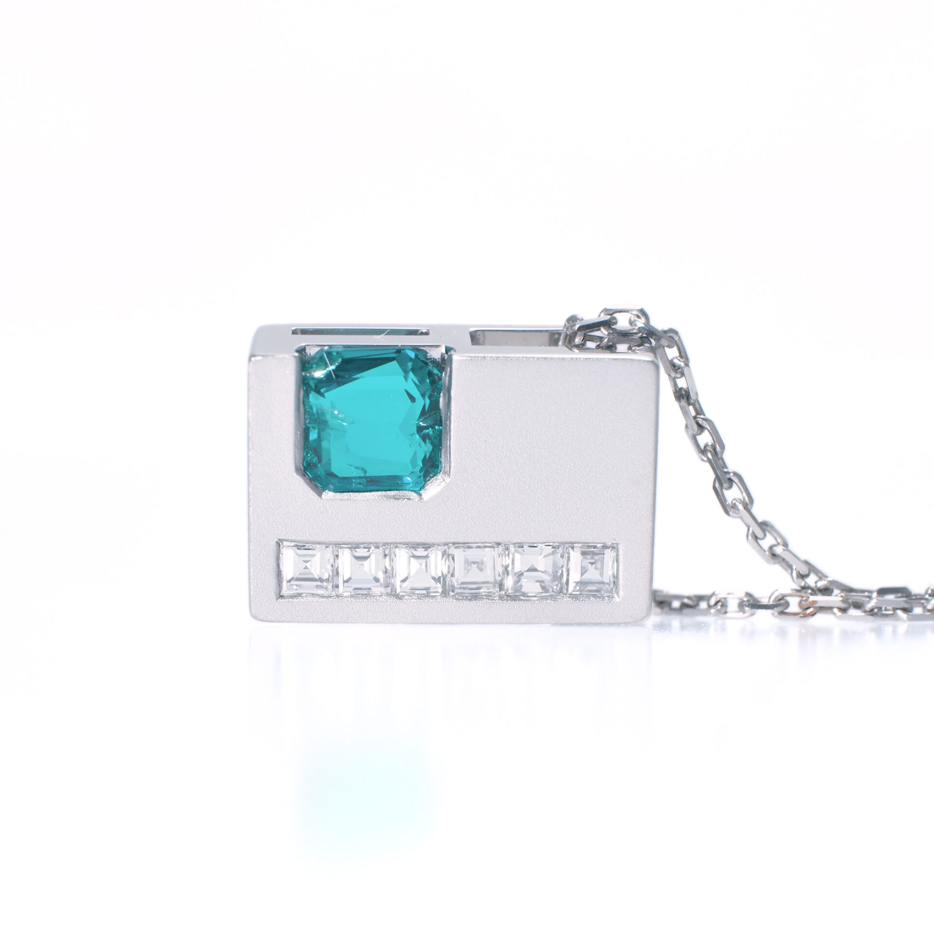 Pt950 Emerald Pendant with Diamonds - Geometric Design