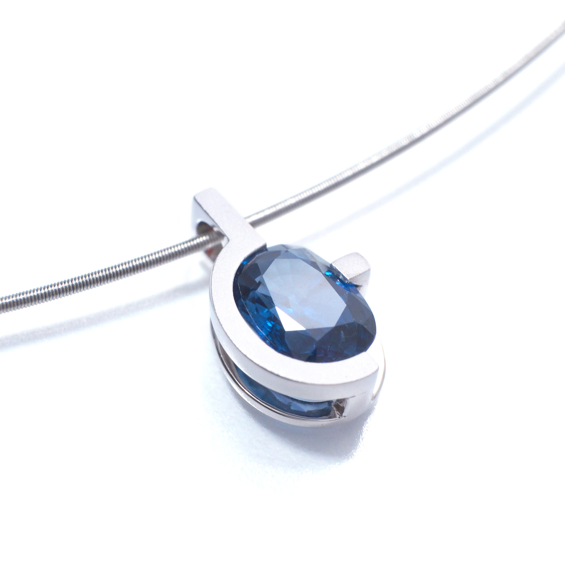 Pt950 Sapphire Pendant Bespoke