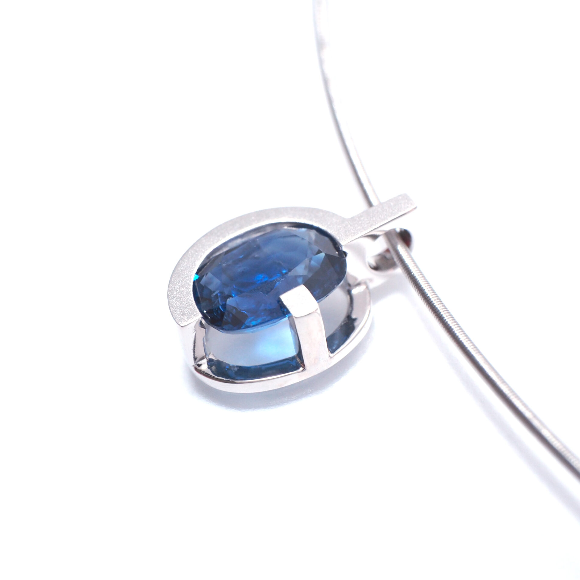 Pt950 Sapphire Pendant Bespoke