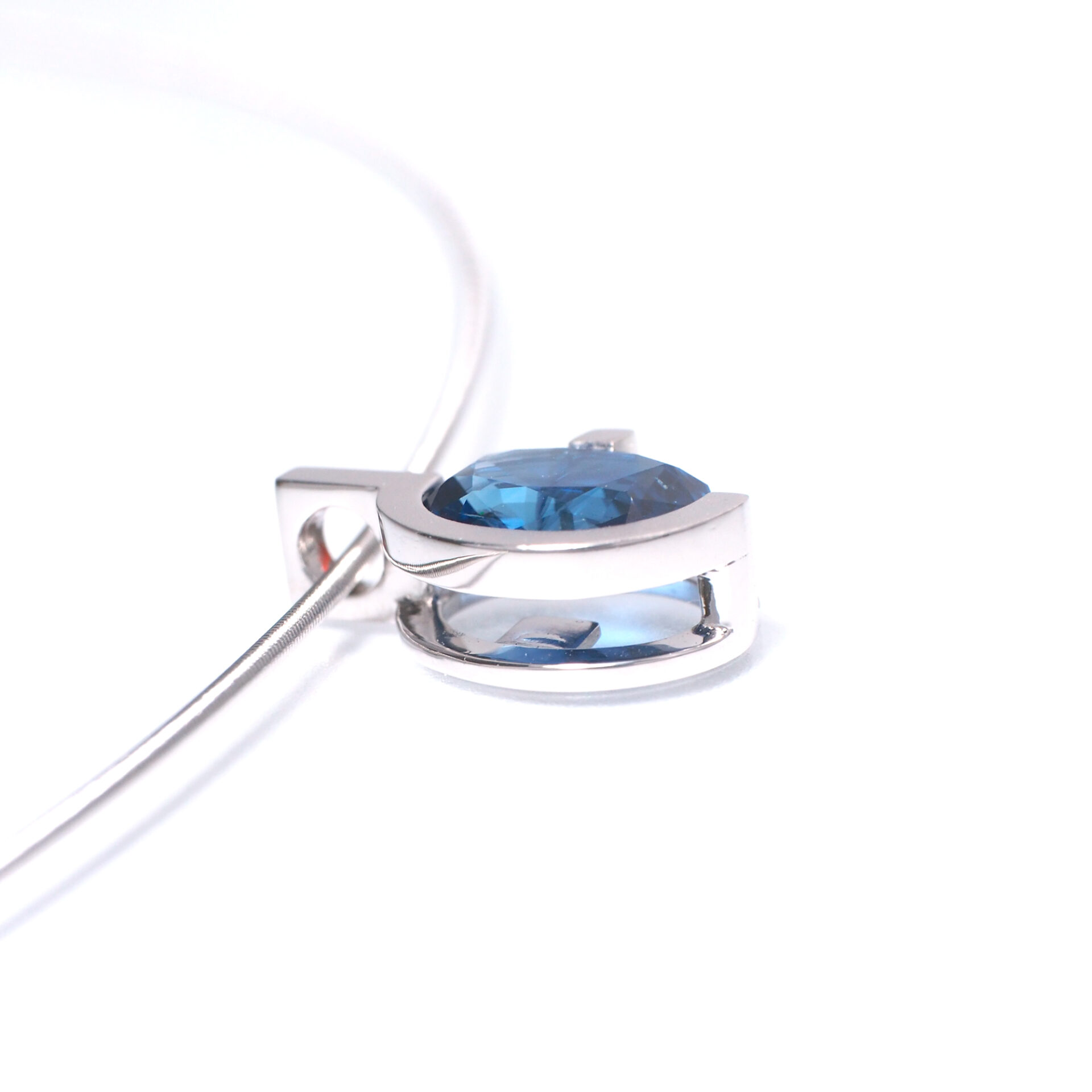 Pt950 Sapphire Pendant Bespoke